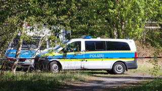 Polizeifahrzeuge stehen nach dem Fund einer Frauenleiche am Fundort in Bernau (Bild: dpa/Diday Media)