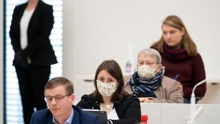 Archivbild vom 1.4.2020: Politikerinnen der Linksfraktion tragen Gesichtsmasken (Quelle: dpa/ZB/Soeren Strache)