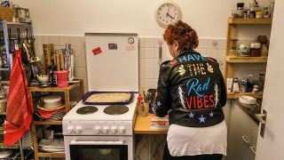 Eine ehemals obdachlose Frau steht in der Wohnküche ihrer neuen Wohnung (Quelle: DPA/Carsten Koall)