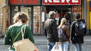 28.03.2020, Berlin - Deutschland: Corona-Krise, die Einkaufswilligen warten in einer Schlange vor dem Supermarkt, es wird nur eine limitierte Anzahl an Kunden hereingelassen. (Quelle: imago images/Sabine Gudath)