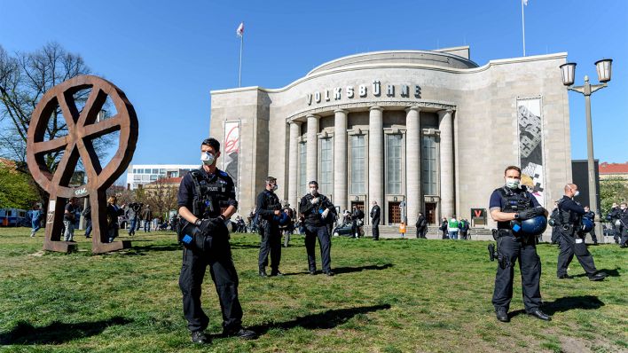 Polizisten stehen während einer Demonstration vor der Volksbühne (Bild: imago images/F. Boillot)