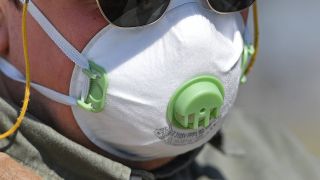 Ein Mann mit einer FFP3 Mundschutzmaske fuer medizinisches Personal mit Ventil (Bild: imago images/Frank Hoermann)