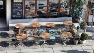 Leere Tische stehen vor einem Cafe in Berlin, das während der Corona-Pandemie geschlossen hat. Quelle: imago images