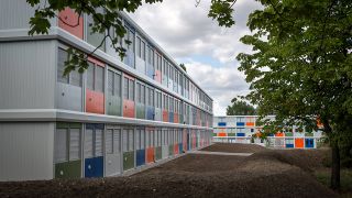 Das Container-Flüchtlingsheim in Berlin Marzahn am Tag der Eröffnung 2016 (Quelle: imago images/Christian Mang)