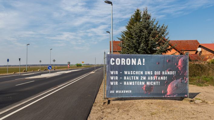 Ein Warnschild bezüglich der Coronakrise im Landkreis Ostprignitz-Ruppin (Bild: imago images/Rex Schober)