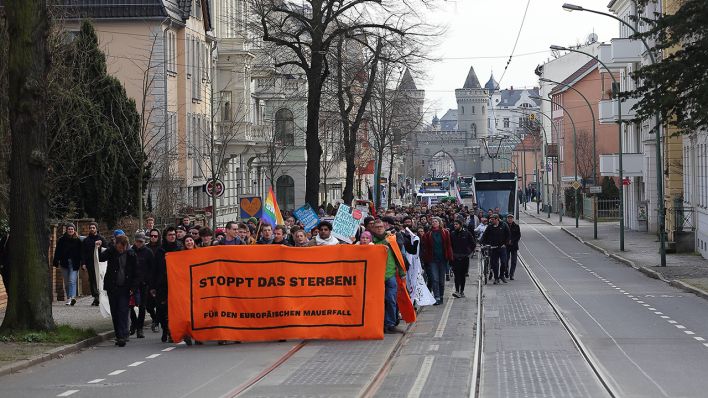 Archivbild: Teilnehmer einer Seebrücke-Demo demonstrieren am 8.03.2020 in Potsdam. (Quelle: imago images/Martin Müller