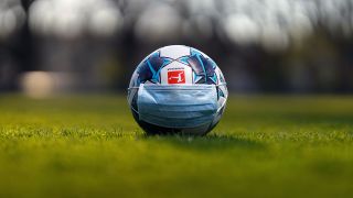 Fußball mit Mundschutz (imago images/Christoph Hardt)