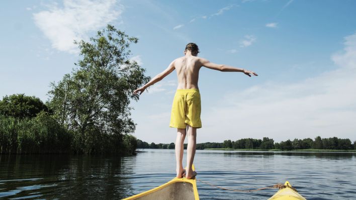 Junge auf einem Kanu (Quelle: imago images/Sven Hagolani)