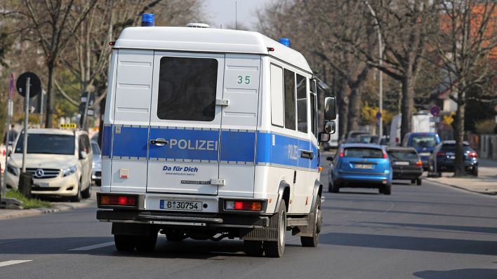 Symbolbild - Ein Manschaftswagen der Berliner Polizei fährt zu einem Einsatz (Bild: imago-images/Sabien Brose)