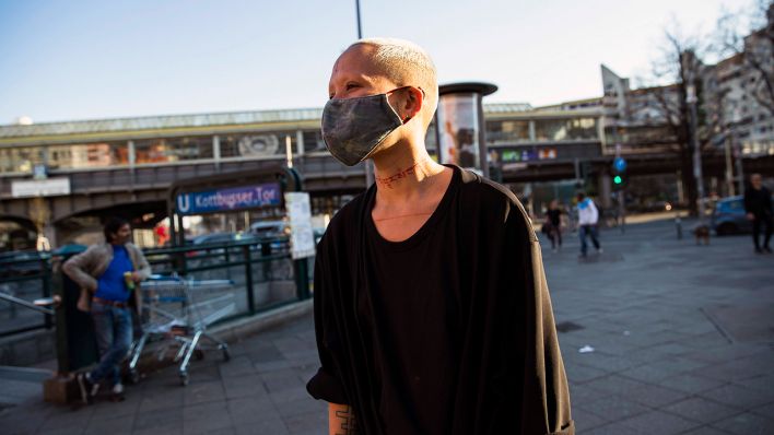 Eine Frau trägt in Berlin-Kreuzberg eine Mundschutzmaske von einer Berliner Modedesignerin. (Bild: imago-images/Emmanuele Contini)