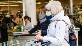 Eine Frau trägt am 06.04.2020 in einem Supermarkt eine Maske. (Quelle: imago images//Xinhua)