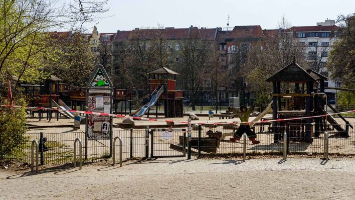 Geschlossener Spielplatz in Berlin-Neukölln (Bild: imago images/Carsten Thesing)