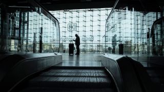 Corona: Ein Mann steht allein mit seinem Koffer am Hauptbahnhof in Berlin (Quelle: Imago/bildgehege)