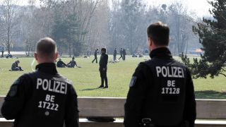Berliner Polizisten beobachten Besucher im Park am Gleisdreieck (Quelle: imago images/Höfer)