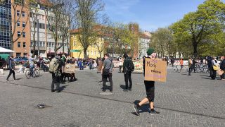 Teilnehmer einer unagemeldeten und nicht erlaubten Demo auf dem Berliner Leopoldplatz am 11.04.20 (Quelle: rbb|24 / Runge).