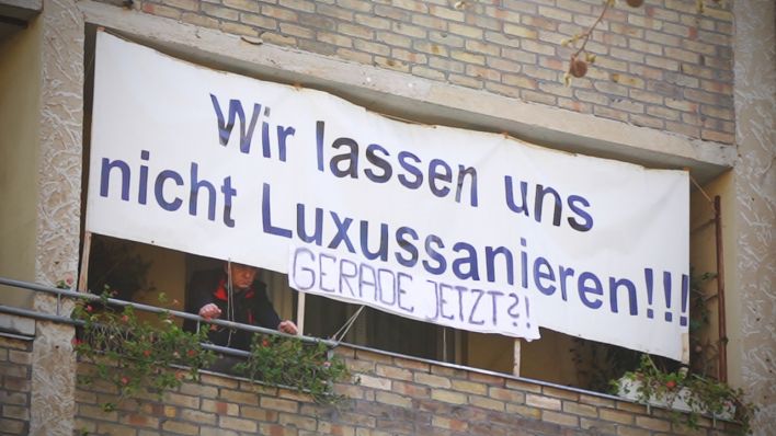 "Wir lassen uns nicht Luxussanieren!!! Gerade Jetzt?" steht am 30.4.2020 auf einem Transparent, dass ein Mieter in der Calvinstraße 21 in Berlin-Moabit auf seinem Balkon angebracht hat. (Bild: rbb/Ute Barthel)