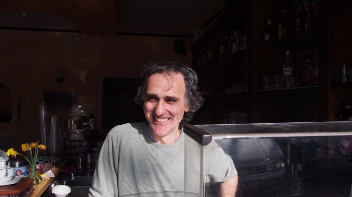 Restaurantbesitzer Ioannis Papadopoulos steht an seinem Verkaufsfenster (Quelle: rbb/Perdoni)