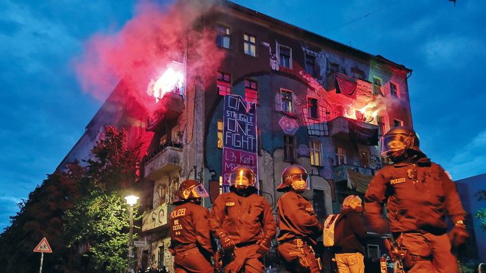 Polizisten stehen am 30.04.2020 vor der Liebig 36 in Berlin-Friedrichshain. Auf Balkonen wurden Leuchtfeuer gezündet. (Quelle: rbb|24/Sebastian Schneider)