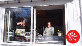 Restaurantbesitzer Ioannis Papadopoulos steht am Verkaufsfenster (Quelle: rbb/Perdoni)