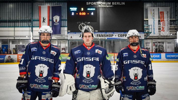 Die Eisbären Juniors Spieler Jeroen Plauschin, Gion Ulmer und Ilja Fleischmann (Quelle: Hauptstadteishockey)