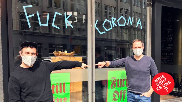 Restaurantleiter Falco Mühlichen (l) und Küchenchef Marco Müller (rechts) stehen vor ihrem Restaurant mit der Aufschrift "Fuck Corona" (Bild: Johannes Paetzold)
