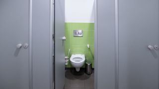 Eine Toilette in einer Schule (Quelle: dpa/Peter Steffen)