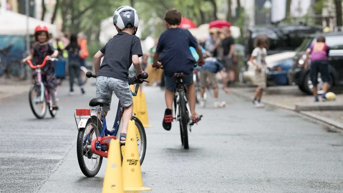 Archivbild: Kinder absolvieren auf der ersten temporären Spielstraße in Berlin am 07.08.2019 einen Fahrradparcours. (Quelle: dpa/Jörg Carstensen)