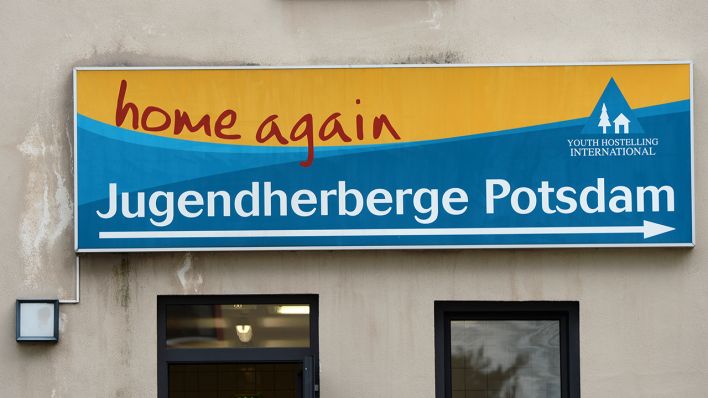 Potsdam: Ein Schild an einer Jugendherberge