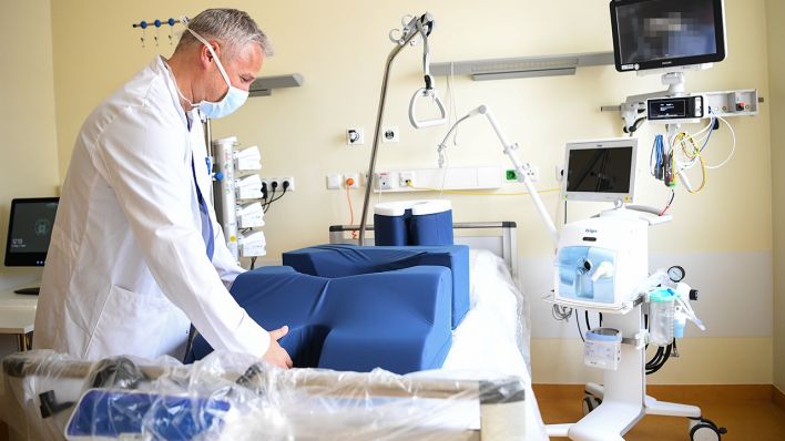 Roland Körner, Oberarzt sieht sich am 03.04.2020 die neu umgebaute Intensivstation der Charité Campus-Klinik für COVID-19-Patienten an. (Quelle: dpa/Britta Pedersen)