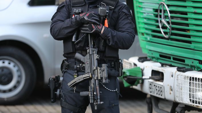 Einsatzkräfte stehen mit Maschinenpistolen in Berlin (Quelle: dpa/Christoph Soeder)