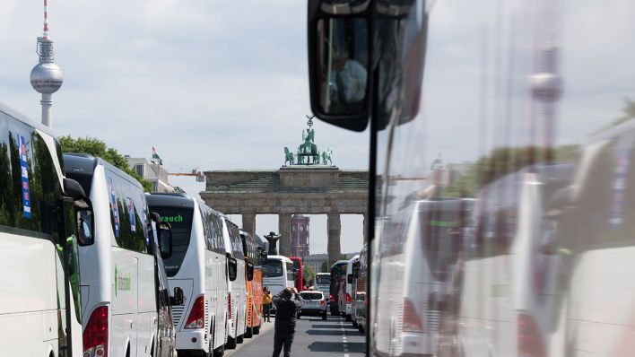 Archivbild: Zahlreiche Busfahrer nehmen am 14.05.2020 mit ihren Bussen an einer Demonstration von Busunternehmen, Busvermittler und Busreiseveranstaltern vor dem Brandenburger Tor teil. (Quelle: dpa/Jörg Carstensen)