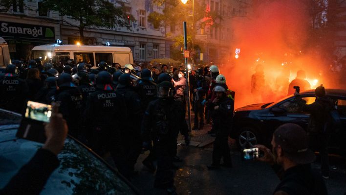 Demonstranten filmen mit ihren Smartphones einen Polizeieinsatz bei den 1.-Mai-Demonstrationen in Berlin. (Quelle: dpa/Christophe Gateau)