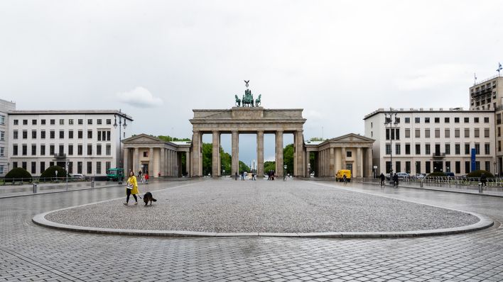 05.05.2020, Berlin: Auf dem Pariser Platz vor dem Brandenburger Tor sind nur wenige Menschen. (Quelle: dpa/Christophe Gateau)
