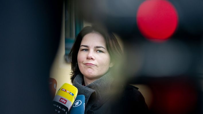Annalena Baerbock, Bundesvorsitzende von Bündnis 90/Die Grünen, spricht vor der Bundesvorstandssitzung ihrer Partei zu den Medienvertretern. (Quelle: dpa/Kay Nietfeld)