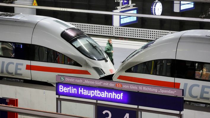 Symbolbild: Zwei ICE Halbzuege stehen am Berliner Hauptbahnhof. (Quelle: imago images/T. Maelsa)