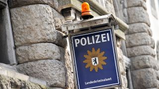 Ein Schild der Polizei bzw. des Landeskriminalamtes an einem Gebäude in der Keithstraße in Berlin. (Quelle: dpa/Paul Zinken)