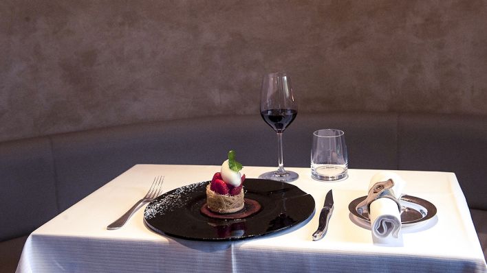 Ein mit Wein und einem Erdbeernest gedeckter Tisch (Bild: doa/Felbert/Eickenberg)
