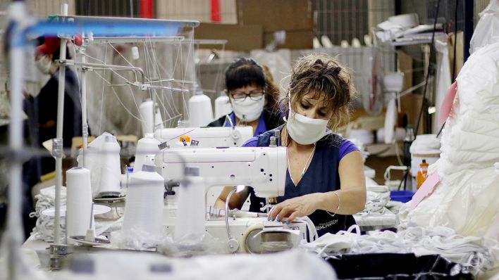 Symbolbild: Arbeiterinnen in einer Textilfabrik (Quelle: dpa/Francisco Castillo)