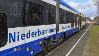 Ein Zug der Niederbarnimer Eisenbahn (Quelle: dpa/Patrick Pleul)