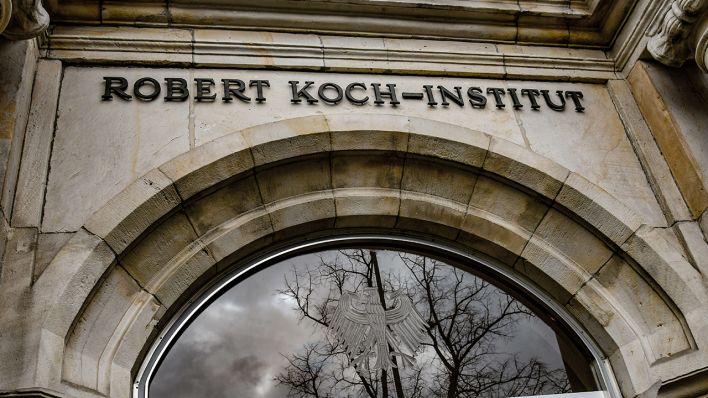 Eingang des Robert Koch-Instituts in Berlin (Quelle: dpa/Winfried Rothermel)