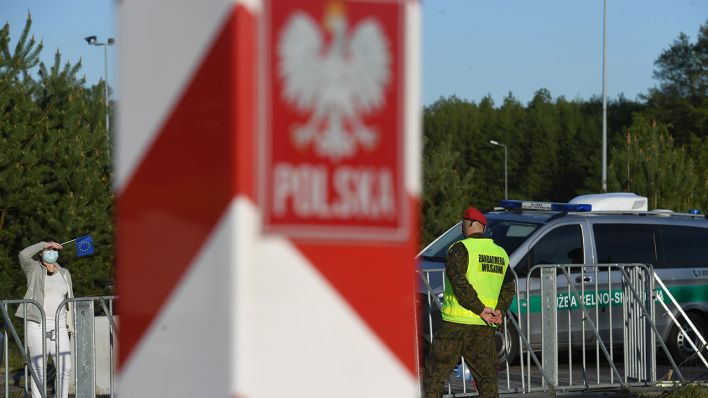 Symbolbild: Eine Frau aus Polen schaut über die geschlossen Grenze nach Deutschland. (Quelle: dpa/Stefan Sauer)