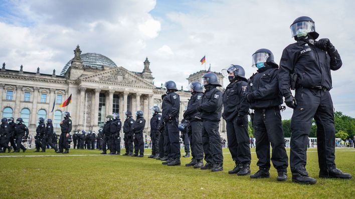 Zahlreiche Polizisten stehen am 16.05.2020 vor dem Reichstag. (Quelle: dpa/Jörg Carstensen)