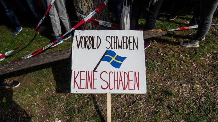 Symbolbild: Schild "Vorbild Schweden Keine Schäden" (Quelle: dpa/Sachelle Babbar)
