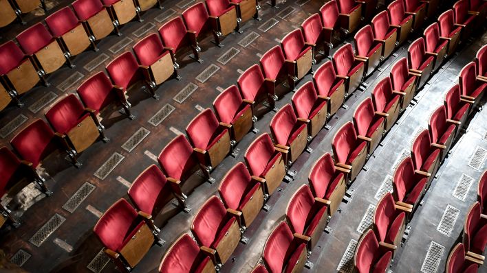Sitzreihen und einzelne Sitze sind wegen der Kontakteinschränkungen während der Coronapandemie für zukünftige Aufführungen ausgebaut. (Quelle: dpa/Britta Pedersen)