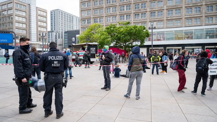 Archivbild: Auf dem Alexanderplatz stehen in einem abgesperrten Bereich Demonstranten gegen die Hygiene-Demo. Im Stadtteil Mitte finden verschiedene Demonstrationen zum Thema Coronavirus statt. (Quelle: dpa/C. Gateau)