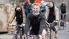 Teilnehmer eines Fahrradkorsos fahren durch Berlin-Mitte, wobei <<Rassismus tötet>> auf der Maske eines Mannes zu lesen ist. (Quelle: dpa/C. Soeder)