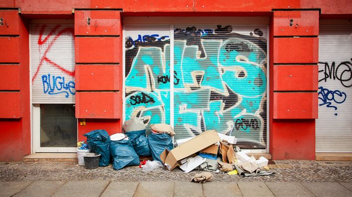 Abfall liegt am 12.03.2017 an einem Haus auf dem Gehweg im Berliner Stadteil Kreuzberg. (Quelle: dpa/Steinberg)