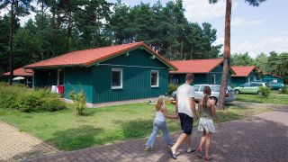 Eine Ferienhausanlage auf dem Gelände des Familienparks im südbrandenburgischen Großkoschen am Ufer des Senftenberger Sees. (Quelle: dpa/ P. Pleul)