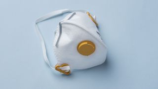 Eine Atemschutzmaske der Kategorie FFP3 (Quelle: dpa/Christian Beutler)