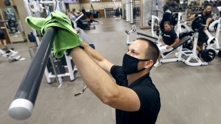 Geräte im Fitnessstudio werden desinfiziert (Quelle: dpa/Franklin)